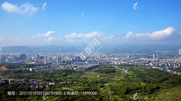 城市建筑和遠(yuǎn)山