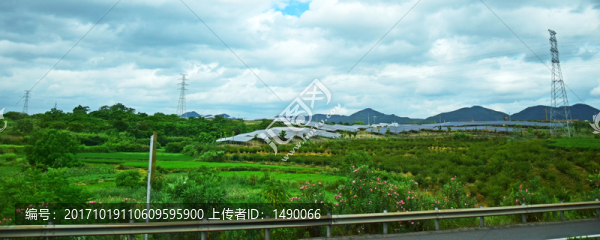 田野里的太陽(yáng)能發(fā)電廠