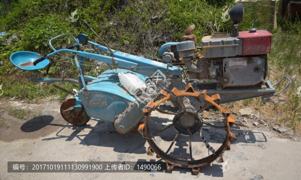翻耕稻田的拖拉機(jī)