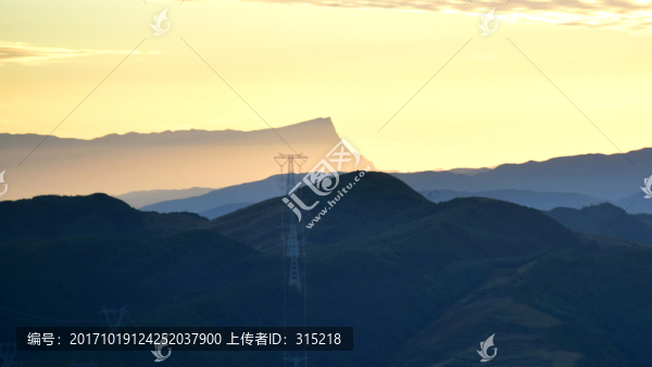 日出山巒疊障