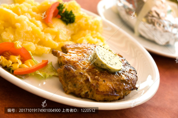 牛排，豬肉，土豆沙拉
