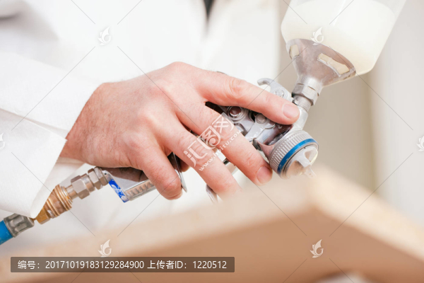 木匠畫了一個工件