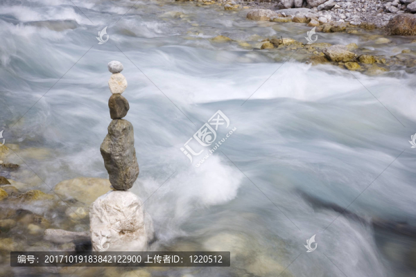 在wimbachtal鸛。水流噴向F的石樁。