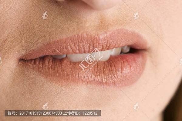 嘴唇附近