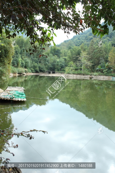 平靜的湖水