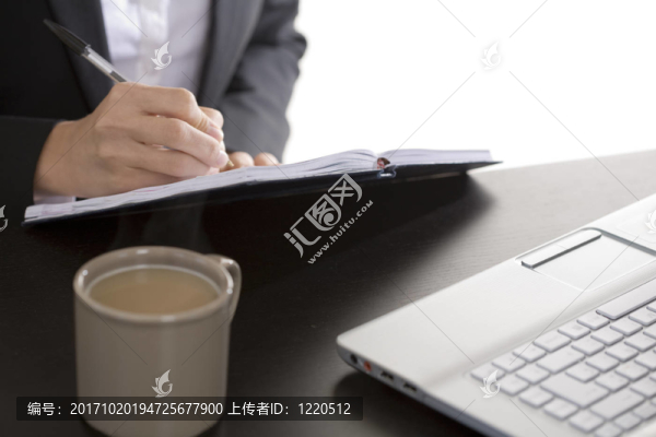 女性從PC上列出記錄
