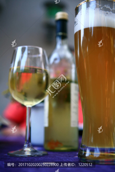 白葡萄酒和小麥啤酒