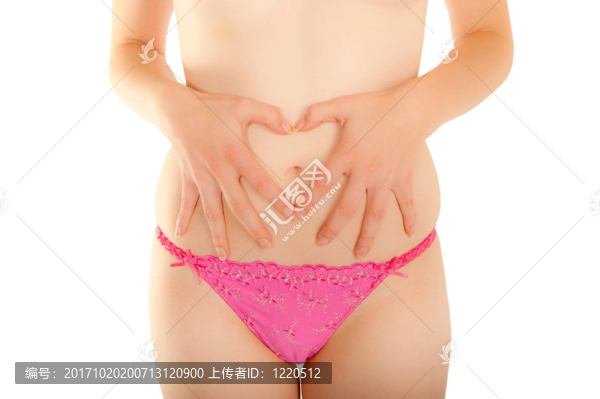 她肚子上長出一顆心的年輕女人