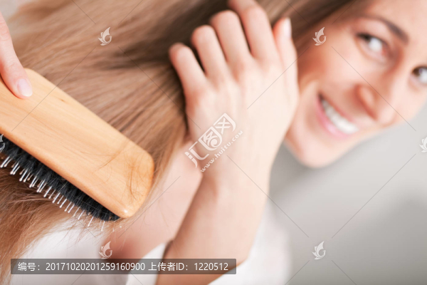 梳頭發(fā)的年輕女子