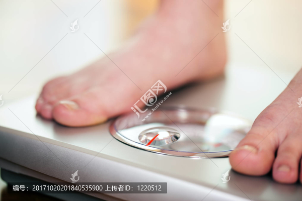 站在天平上的女人