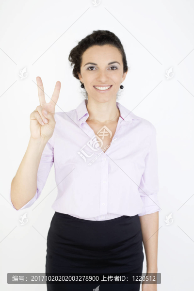 用兩指指著2號的女人