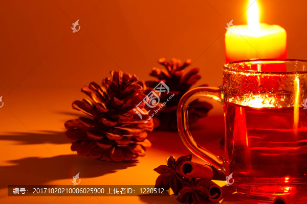 紅茶、肉桂枝、八角和云杉配蠟燭燈