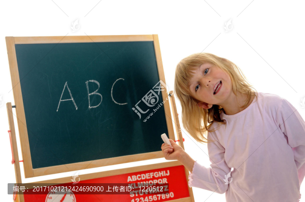 黑板前面的小女孩