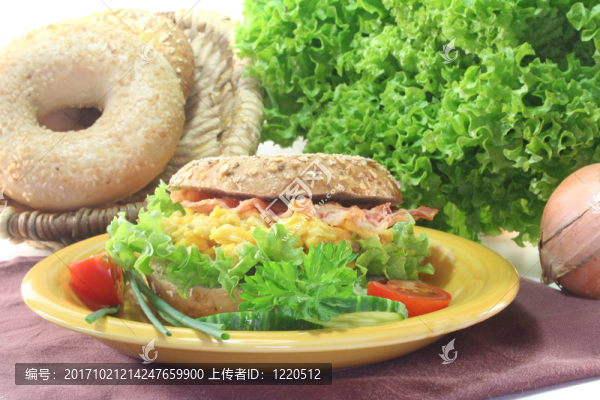 百吉餅炒雞蛋和培根