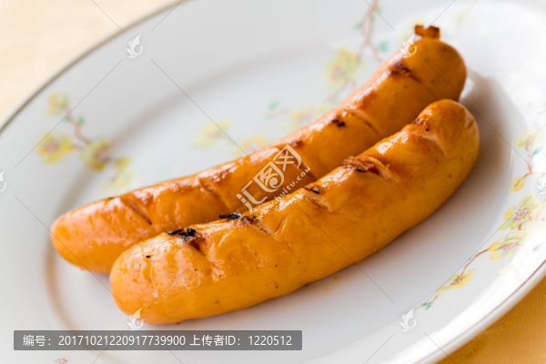 烤架上的香腸