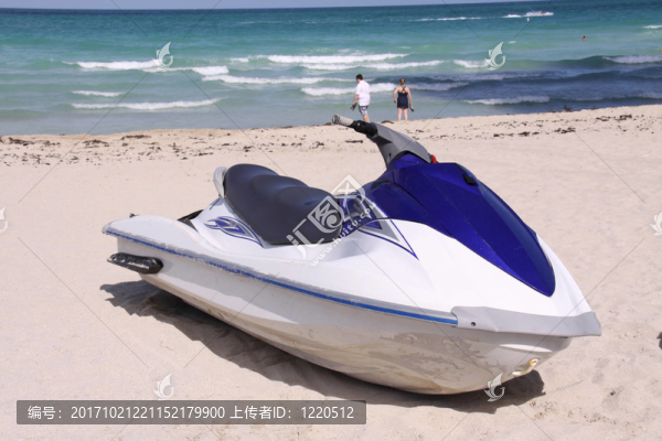 海灘上的摩托艇