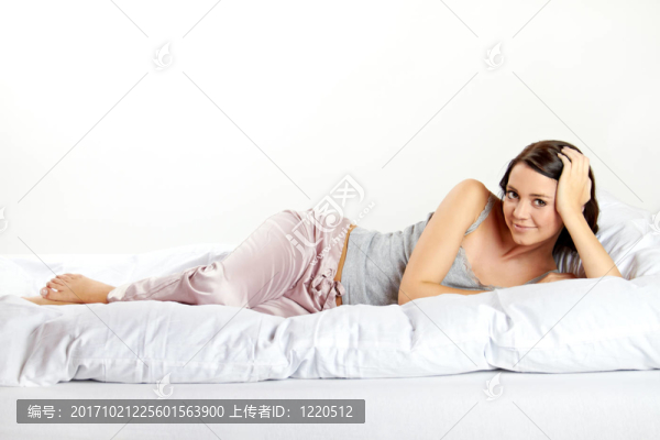 放松時(shí)躺在床上的年輕女子