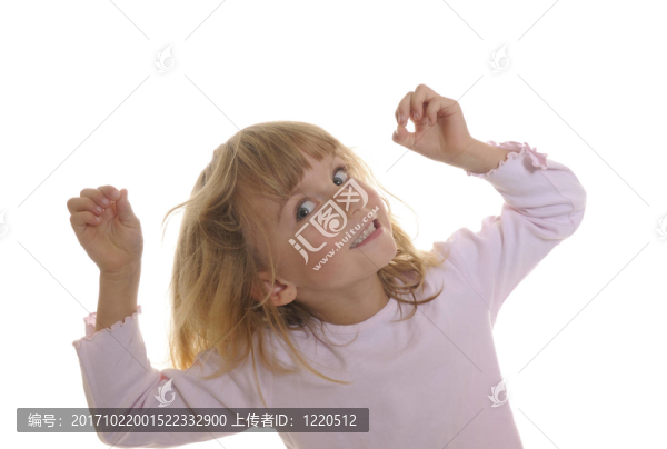 小女孩玩弄他的頭發(fā)。