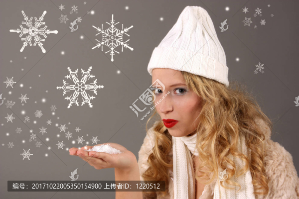女人吹雪花