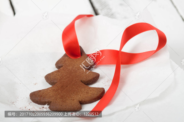 帶紅絲帶的樹