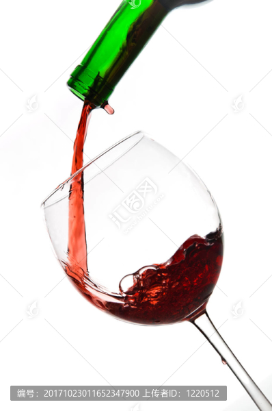 酒杯倒紅酒