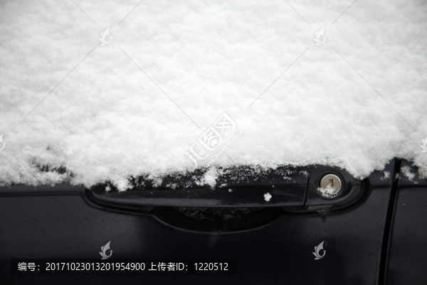越野車在雪凍