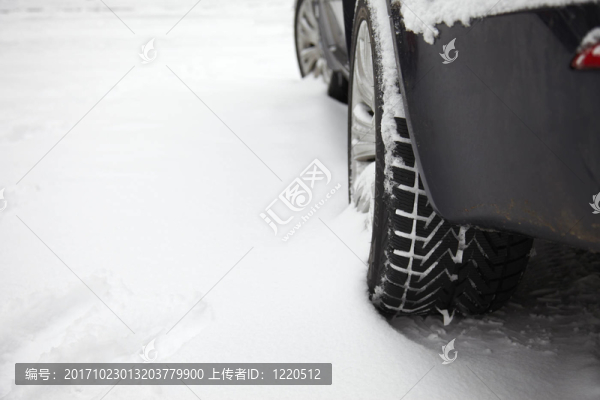 越野車在雪中