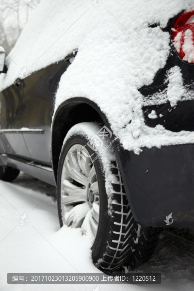 越野車在積雪的街道上，凍