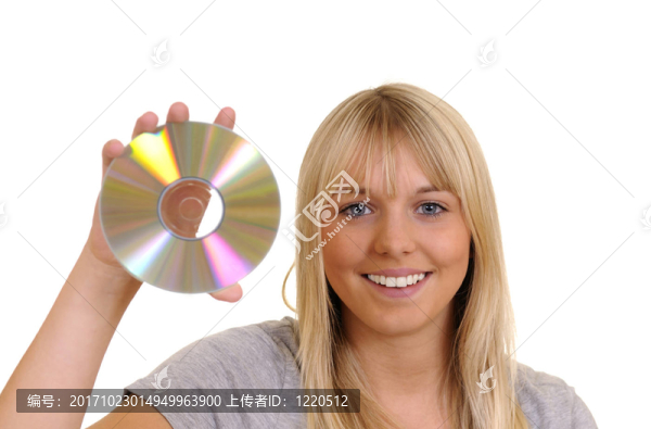 拿著CD的年輕女子