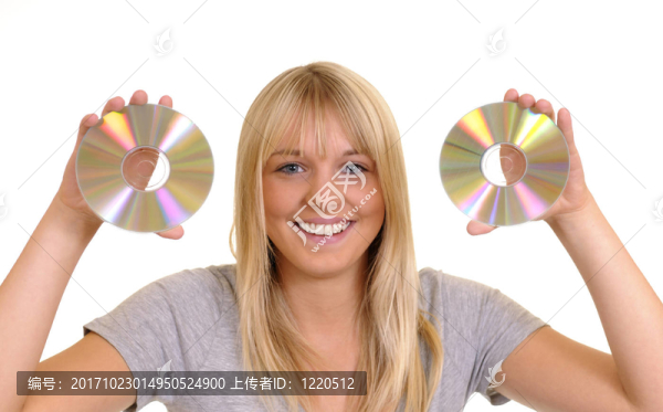 有CD的年輕女人