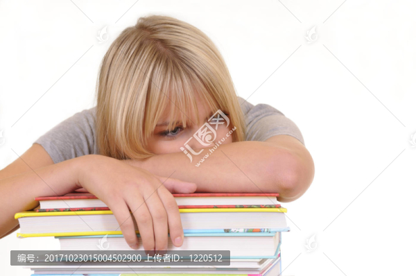 精疲力竭的年輕女子在一堆書(shū)上