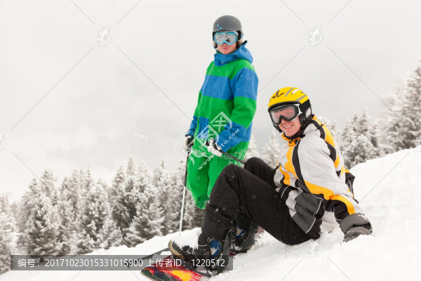 滑雪者和滑雪山