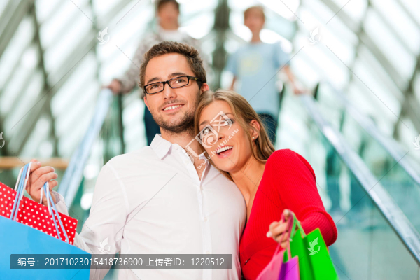 百貨商店里的男人和女人
