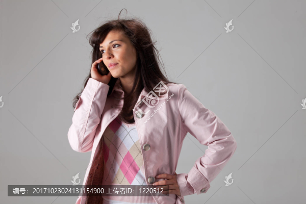 在一個(gè)粉紅色的毛衣的女孩的黑發(fā)