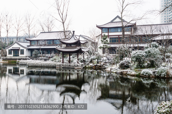 湖畔雪景