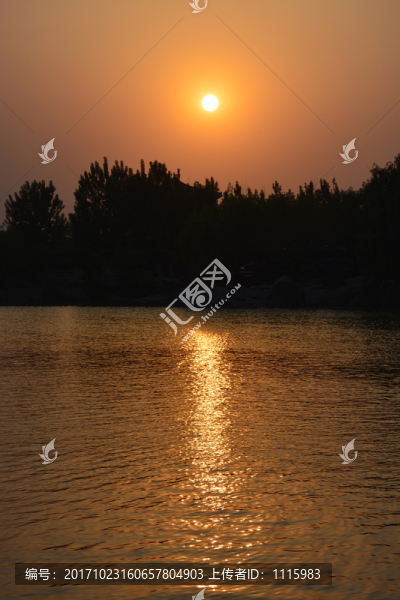 夕陽下的湖面