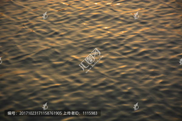 夕陽下波光粼粼
