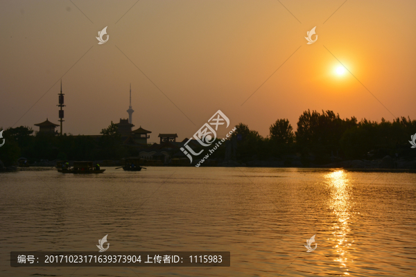 夕陽下泛舟湖中