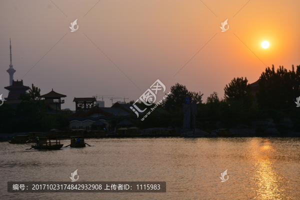 夕陽下泛舟湖中