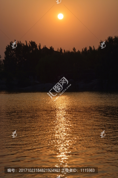夕陽下的湖泊