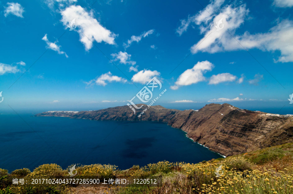 大海和火山口邊緣
