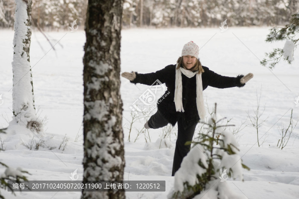 女人成熟的冬天快樂森林雪自然