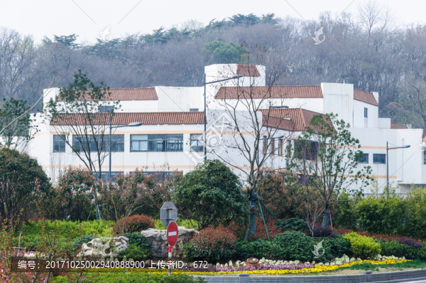 山邊白樓