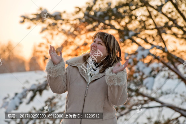 女人成熟的成人快樂(lè)的冬天森林的雪自然的
