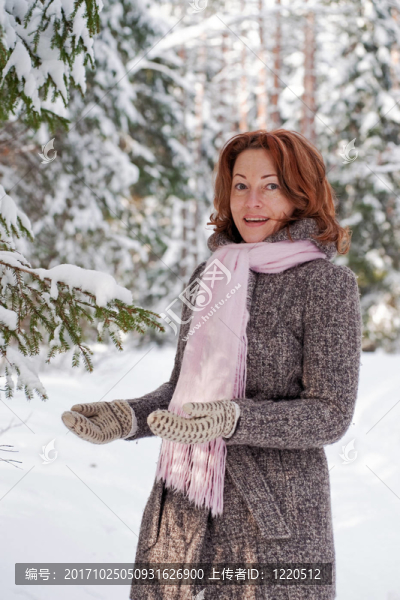女人成熟的冬天快樂森林雪自然