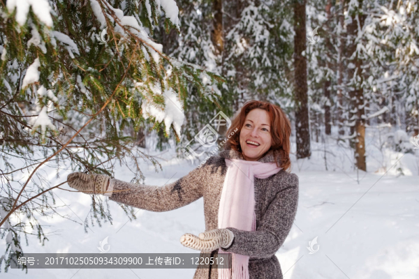 女人成熟的成人快樂(lè)的冬天森林的雪自然