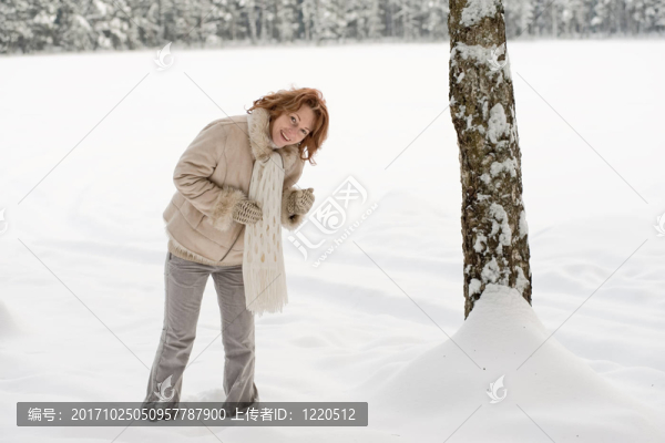 女人成熟的冬天快樂森林雪自然