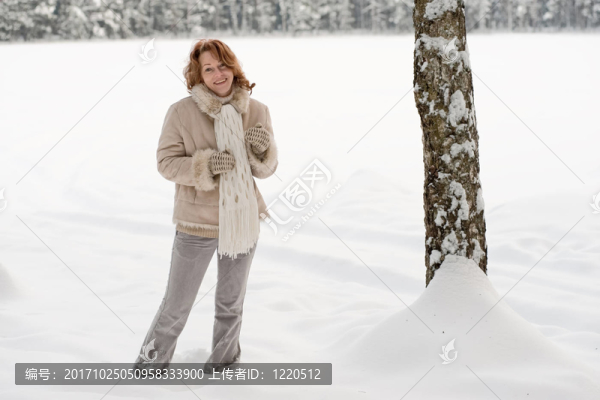 女人成熟的冬天快樂森林雪自然