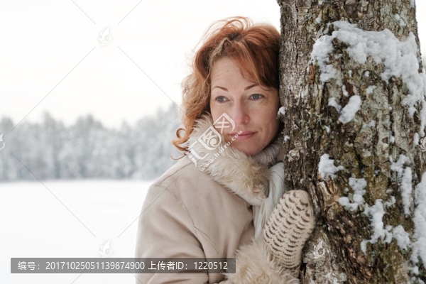 女人成熟的成人快樂的冬天森林的雪自然