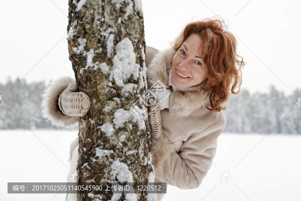 女人成熟的成人快樂的冬天森林的雪自然